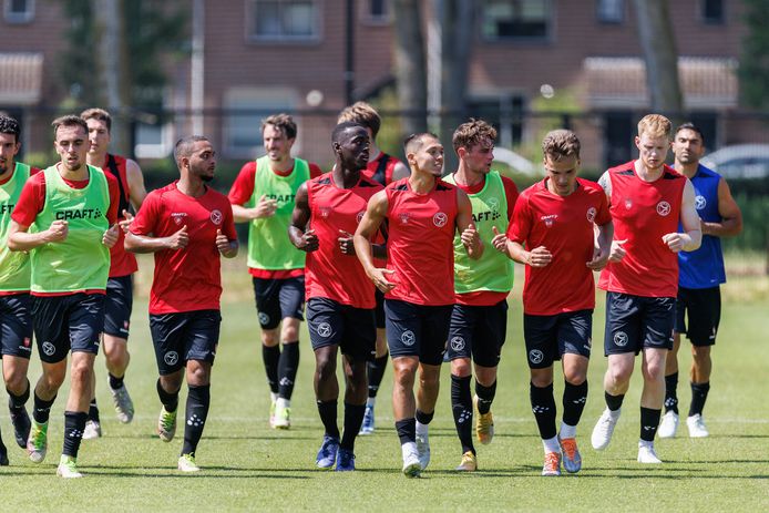 De selectie van Almere City tijdens de eerste training van het seizoen 2022/2023.