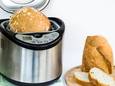 Komt een brood dat je maakt met een broodbakmachine goedkoper uit tegenover een brood kopen in de bakker? Experts Nico Lespoix en Eva De Voeght tippen hoe je er best aan begint.