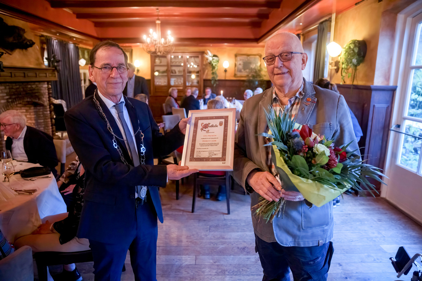 Ton van Oss ontvangt gemeentelijke oorkonde Loon op Zand ‘Mensen als