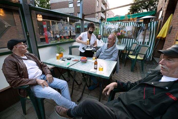 Conform op vakantie Robijn Horeca in Emmerik snapt niets van de ophef bij ons: 'Wat wil je dan? Dat je  weer dicht moet?' | Duitsland | gelderlander.nl