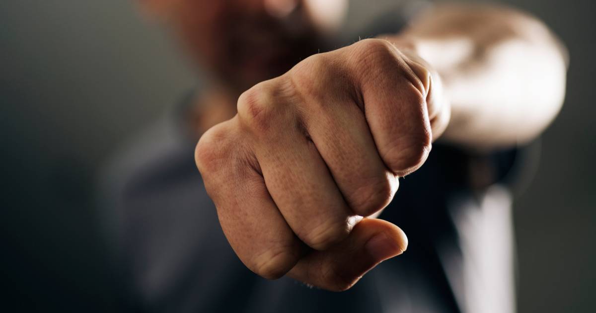 Jongen (15) raakt gewond bij toetakeling door brede man in Veghel, politie doet oproep.