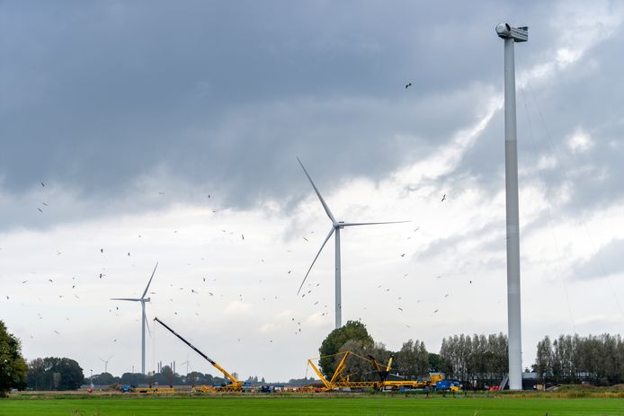 De drie windmolens langs de A2, gefotografeerd in oktober. Toen was het nog wachten op de wieken voor de derde mast.