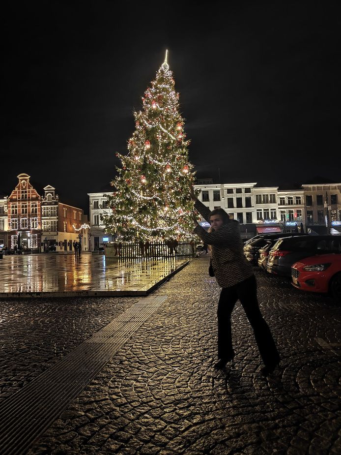 Foute kerstboom blijkt nu ook al scheef te staan “Precies de toren van