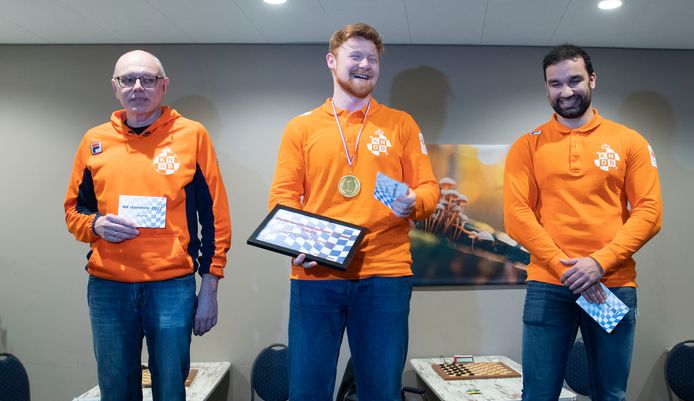 De opgeluchte Jan Groenendijk wordt op het podium geflankeerd door nummer twee Alexander Baljakin (links) en Martijn van IJzendoorn.