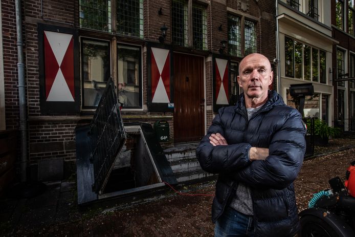 Eddie Kers voor zijn (vroegere) café Kaal op de Brink en vorig jaar verkocht is.