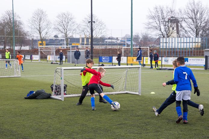 De jeugd van Marvilde voetbalt - in plaats van het jaarlijkse zaalvoetbaltoernooi - buiten op kleine veldjes.
