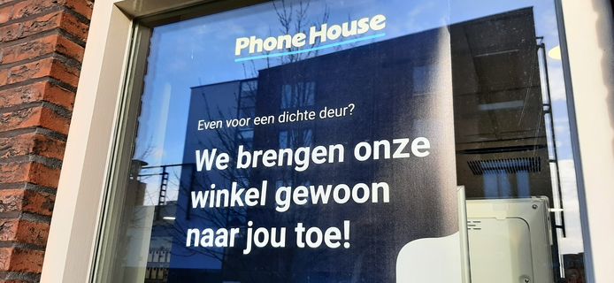 De Phone House in Etten-Leur laat niemand binnen, strikte regels van het hoofdkantoor, zelfs geen fotograaf van de krant. Kapotte telefoons kunnen worden afgegeven bij de deur. De winkel draait vrij normaal door, zegt medewerker Hans Haverkamp.  ,,We hebben weinig om over te klagen."