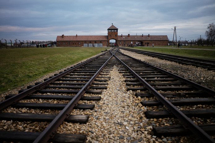 De treinsporen die leiden naar het concentratiekamp van Auschwitz.