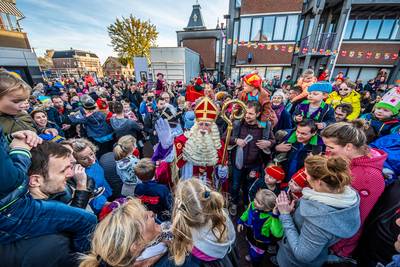 Vers gebakken pepernoten en heerlijk pepernotenijs bij gezellige intocht van Sinterklaas in Borne