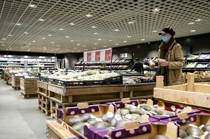 De groenteafdeling in een zelfbedieningsgroothandel van Sligro.