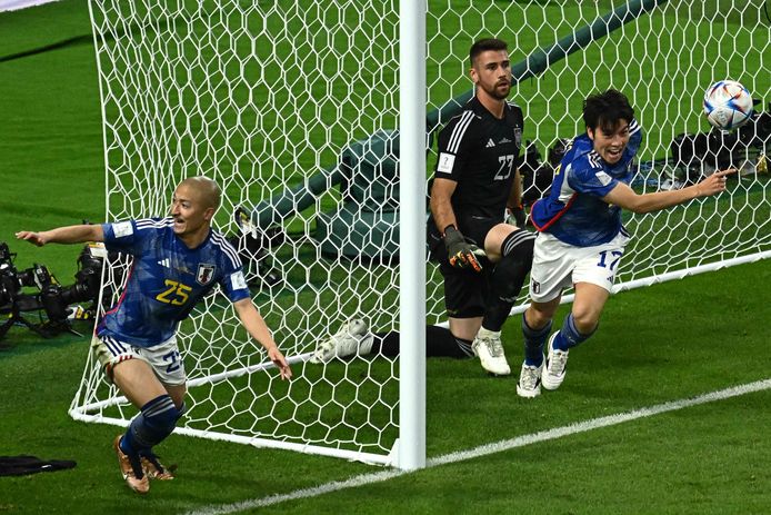Ao Tanaka heeft er net 2-1 van gemaakt. Japan na zeges tegen Duitsland en Spanje (en verlies tegen Costa Rica) als groepswinnaar naar de achste finales, waarin het tegen Kroatië speelt.
