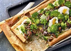 Feestelijke plaattaart met ricotta, broccoli, paddenstoelen en ei
