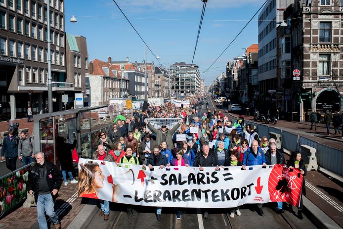 Basisschoolleraren voeren al maanden actie voor eerlijke salarissen. Ze stellen dat daarmee een deel van het lerarentekort kan worden opgelost.