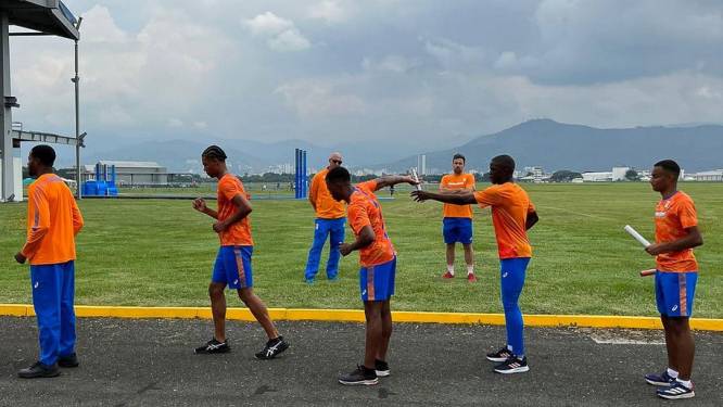 Arnhemse atleet Daniljo Vriendwijk met estafetteploeg op de WK in Colombia