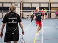 Badminton Club Smashing Bruang heeft speciaal programma voor mensen met Parkinson. Op de foto Jeroen van Deursen in actie.