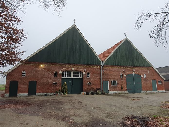 Tweekapsboerderij eventueel geschikt voor bewoning.