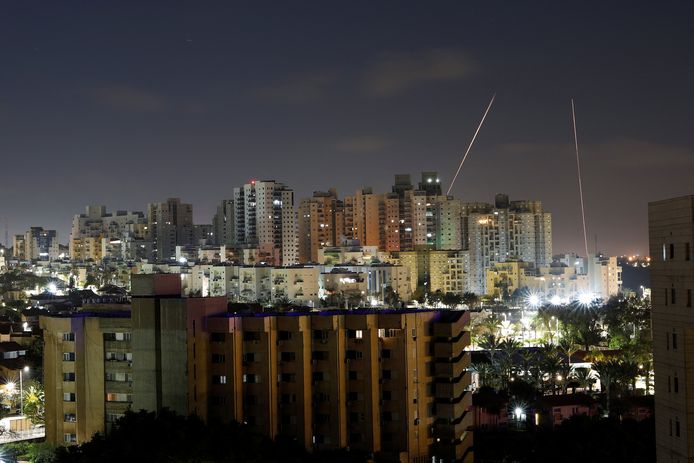 Lichtstrepen zijn te zien vanuit Ashkelon, Israël, terwijl raketten worden gelanceerd vanuit de Gazastrook.