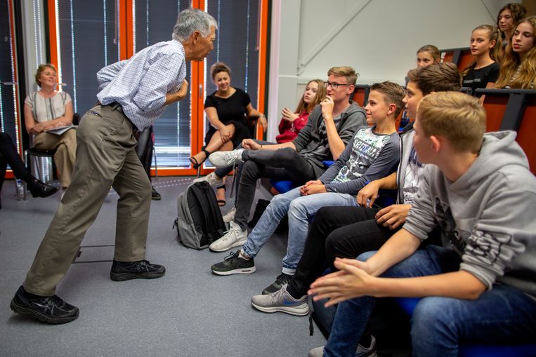 Professor George Sugai, grondlegger van de methode PBS, geeft een workshop motivatieles aan leerlingen van het Kandinsky College in Nijmegen. Beeld Herman Engbers