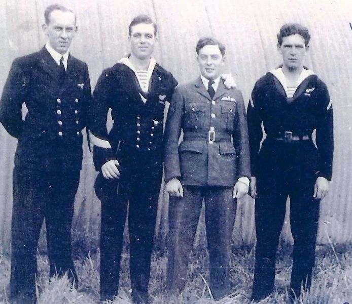 Janus Heijblom (rechts) met leden van zijn quadron.