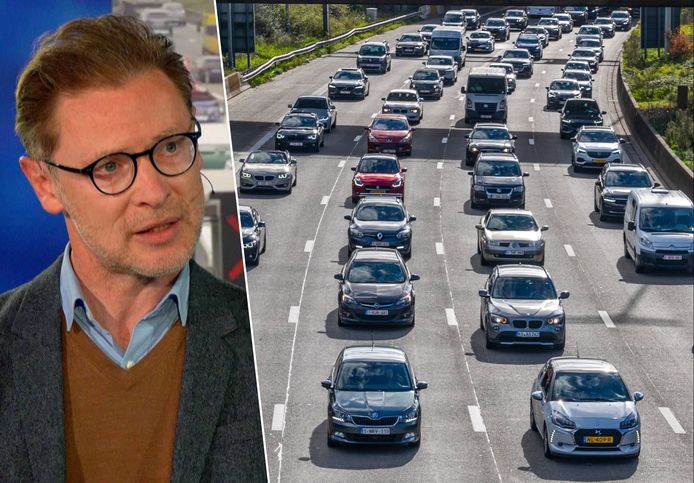 Peter Bruyninckx, de woordvoerder van het Vlaams Verkeerscentrum in de studio van HLN LIVE. / Ring Antwerpen File Drukte, auto's verkeer. Stock Illustratie.