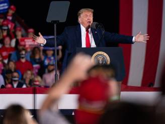 Trump haalt slogan van vorige verkiezingen weer boven tijdens campagnebijeenkomst: "Sluit de Bidens op"