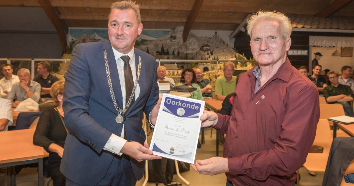 Onderscheiding voor Rinus de Bart uit Hoedekenskerke