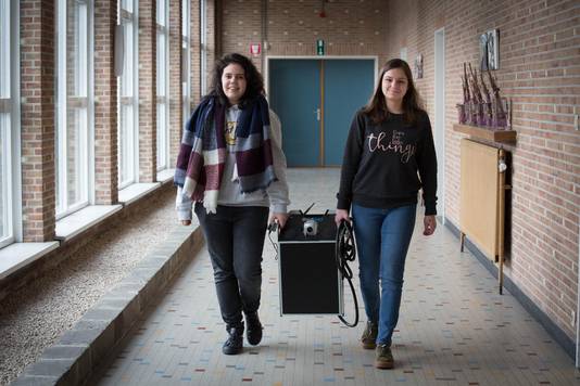 Eline en Hanne verhuizen de mobiele cameraset van Bednet naar een andere klas.