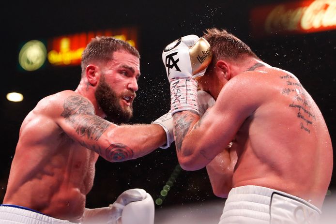 Le Mexicain Canelo Alvarez (à droite) affronte l'Américain Caleb Plant (à gauche) lors de leur combat pour le titre de champion du monde des poids super moyens au MGM Grand Garden Arena de Las Vegas, Nevada, États-Unis.