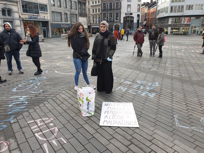 Manifestante sur la place Verte à Charleroi contre le masque pour les enfants à l'école