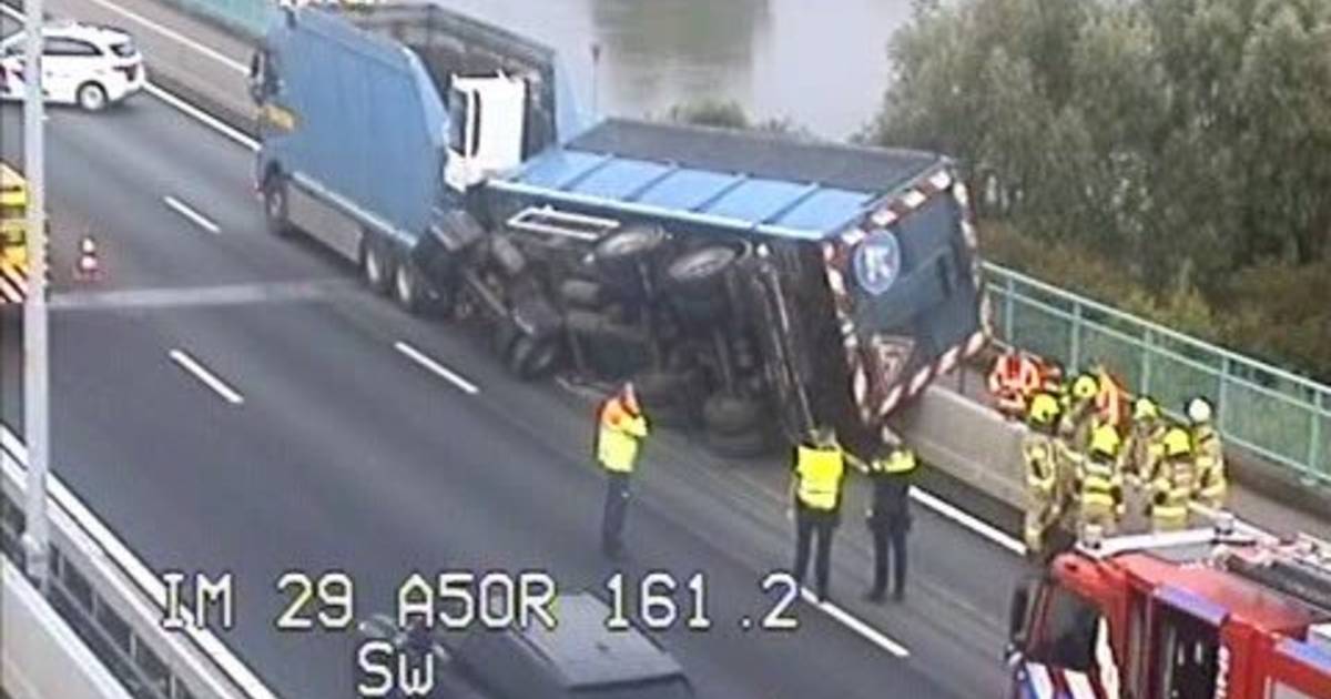 Aanhanger vrachtwagen gekanteld op de toerit van de A50 in Heteren, twee rijstroken gesloten.