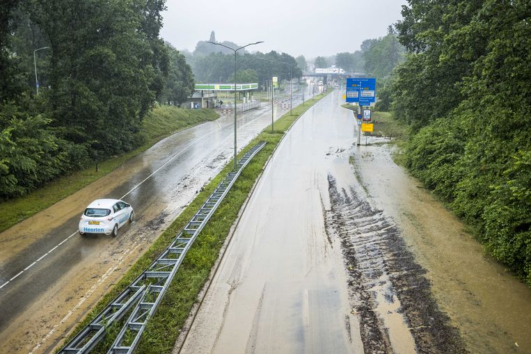 Bij Heerlen is de A79 door de zware regen ondergelopen. Beeld Marcel van Hoorn / ANP