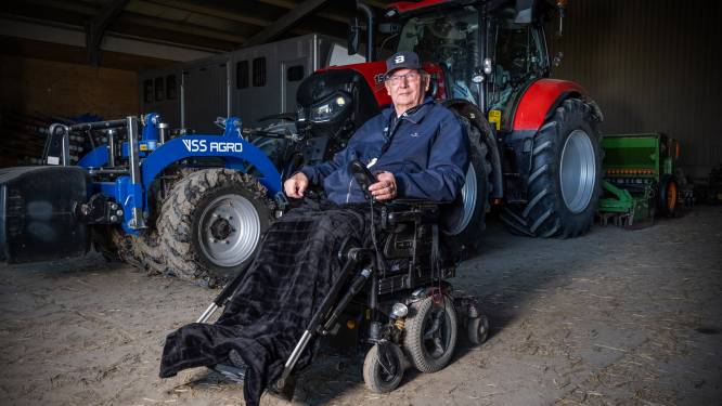 Verlamde boer Arie (78) kan dankzij aangepaste trekker weer land bewerken: ‘Kan zo poosje doorgaan’