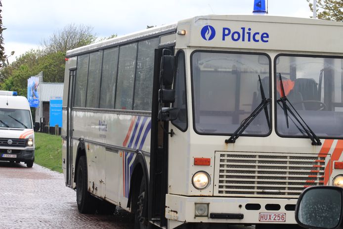 De vluchtelingen worden met bussen van de federale politie weggevoerd richting Zeebrugge, waar het onderzoek en de verhoren zullen plaatsvinden.