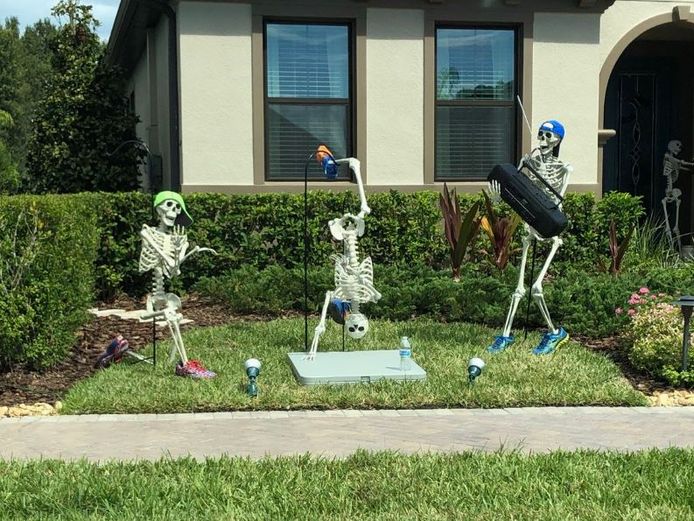 Elke dag nemen de skeletten een andere positie aan.