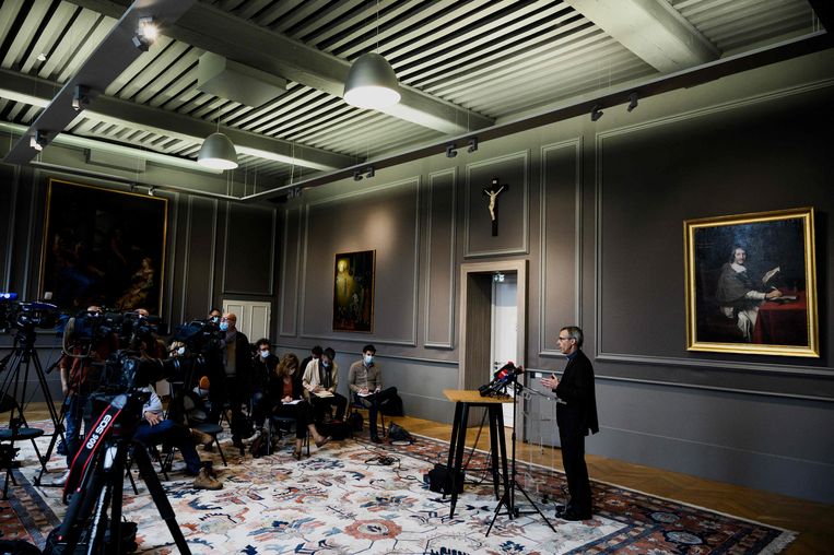 De aartsbisschop van Lyon, Olivier de Germay, tijdens de persconferentie.  Beeld AFP