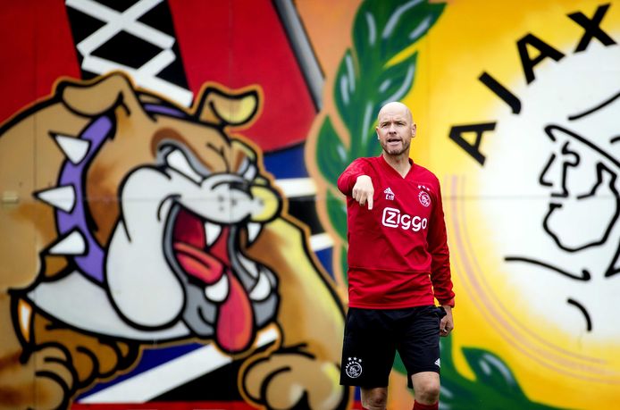 Coach Erik ten Hag op De Toekomst, tijdens de eerste training van Ajax voor het nieuwe voetbalseizoen.