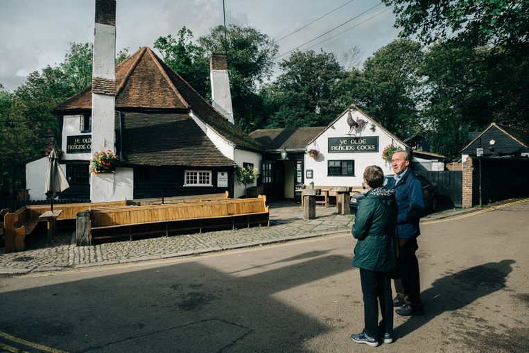 De oeroude pub Ye Olde Fighting Cocks. Baas Christo Tofalli klaagt: de brexit-onzekerheid maakt het lastig de zaak draaiende te houden.  
 Beeld Wouter Van Vooren