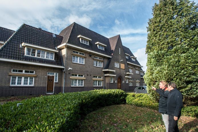 In oude Marechaussee-kazerne worden woningen gemaakt door projectontwikkelaar Nieuwe Tij. Op de foto: René Verschiere (l) en Ody van den Broek van Nieuw Tij bekijken de voorzijde van gebouw