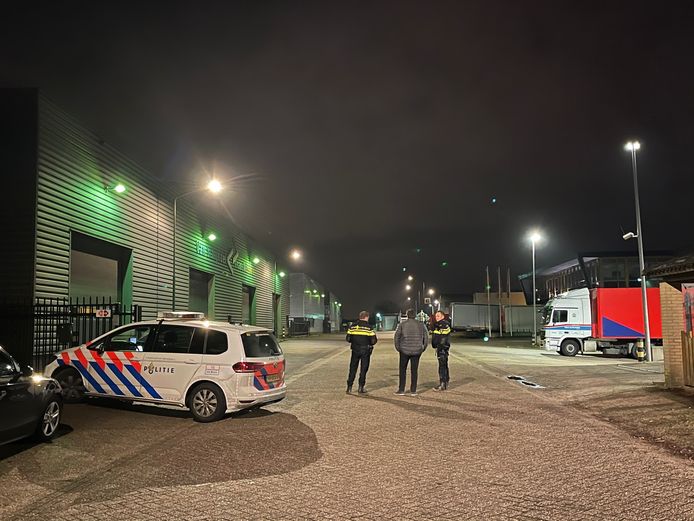 Politie rijdt auto klem in Helvoirt, heli zoekt drie vluchtende inzittenden