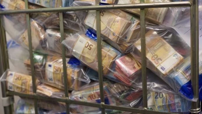 Een door de politie gedeelde foto van de geldvondst.