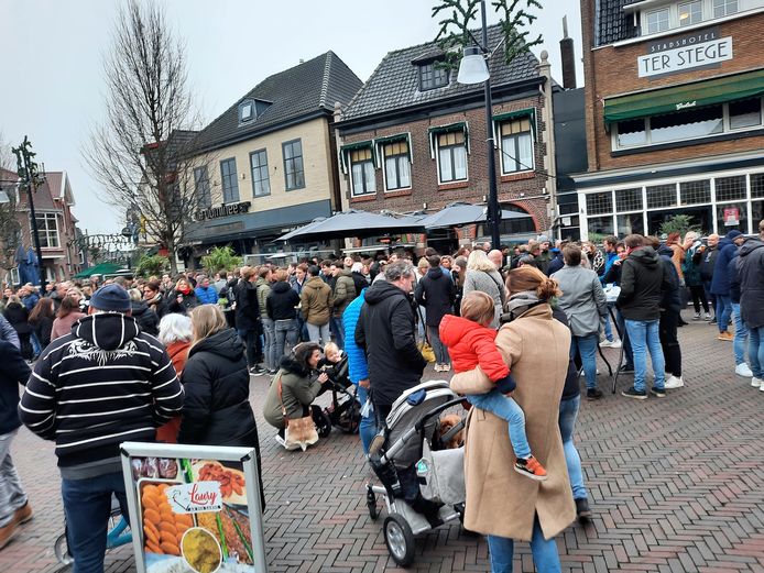 Veel mensen verzamelen zich halverwege de middag voor de buitenbar.