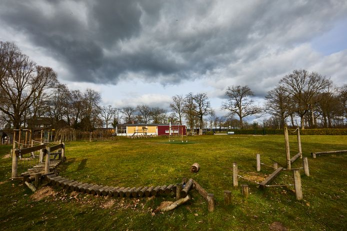 Donkere wolken pakken zich samen boven basisschool Nettelhorst, onder de rook van Lochem. Voortbestaan is gegarandeerd als er 41 kinderen les volgen. Dat zijn er nu 36.