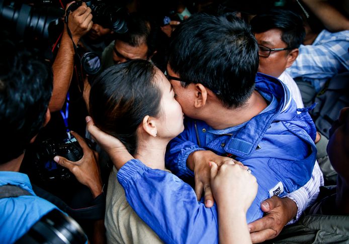 Reuters journalist Wa Lone wordt omhelsd door zijn vrouw Panei Mon wanneer hij deze ochtend aankomt aan de rechtbank. Samen met zijn collega Kyaw Soe Oo werd hij twee weken geleden gearresteerd.