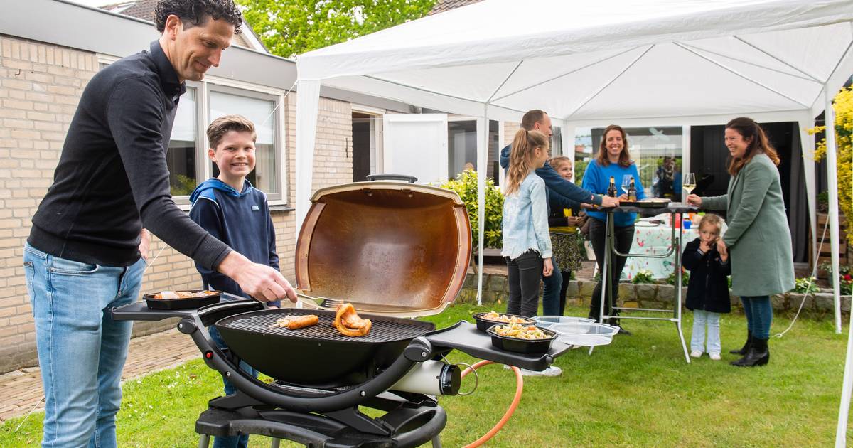 Half Achtmaal ‘met elkaar’ aan de barbecue: ‘Het gaat om saamhorigheid’