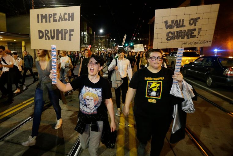Een dag nadat Trump werd verkozen gingen demonstranten al de straat op om een afzettingsprocedure te eisen. Beeld ap