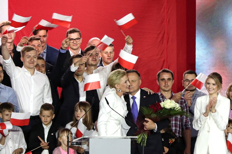 President Andrzej Duda en zijn vrouw Agata Kornhauser-Duda. Duda is opnieuw tot president van Polen verkozen. Beeld AP