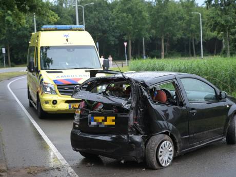 Auto vliegt uit de bocht in Tilburg: man overgebracht naar het ziekenhuis