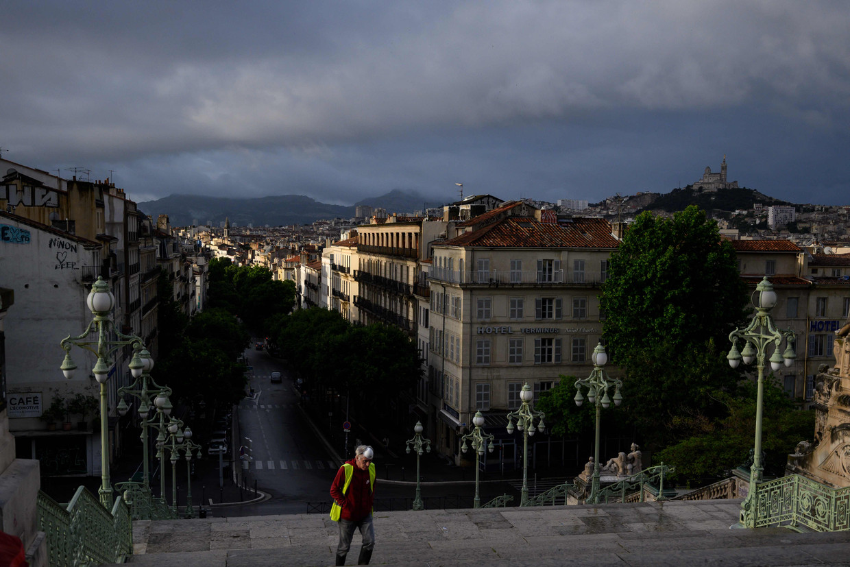 De lege straten van Marseille, bezien vanaf het treinstation in de stad. Beeld AFP