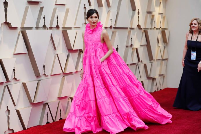 Actrice Gemma Chan, bekend van 'Crazy Rich Asians', in een zuurstokroze creatie van Valentino.