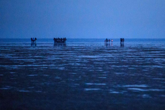Deze archieffoto toont een groep migranten die vanaf het strand van Gravelines, nabij Duinkerke, Het Kanaal richting gaat oversteken.